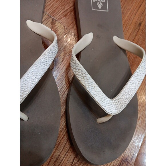 REEF WOMEN's SIZE 9 FLIP FLOPS, TAUPE‎ & METALIC WHITE - Picture 3 of 7